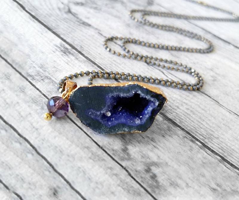 Rohe Druzy Geode Halskette, Dunkelblaue Lila Achat Anhänger Natürliche Edelstein Boho Tägliche Lange Halskette Rohe Druzy Geode Halskette, Dunkelblaue Lila Achat Anhänger Natürliche Edelstein Boho Tägliche Lange Halskette von MarKiJewelry