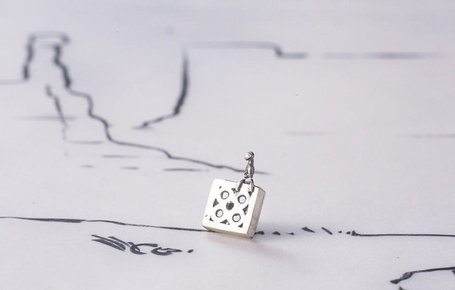 Barcelona Silberanstecknadel, Souvenir, Geschenk, Miniature Brosche von MarVeloyJewels