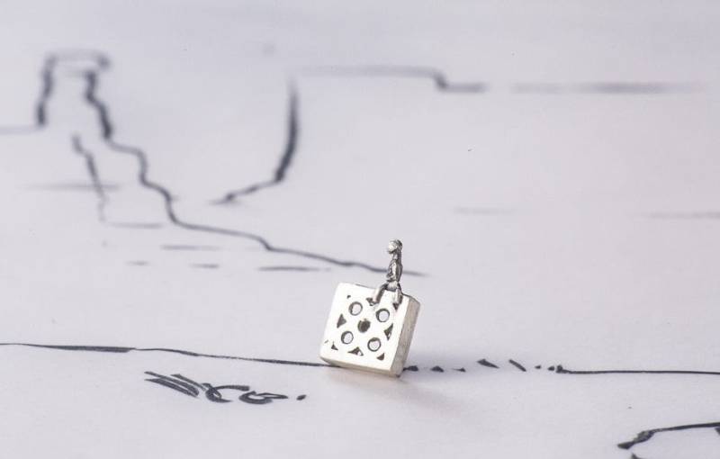 Barcelona Silberanstecknadel, Souvenir, Geschenk, Miniature Brosche von MarVeloyJewels