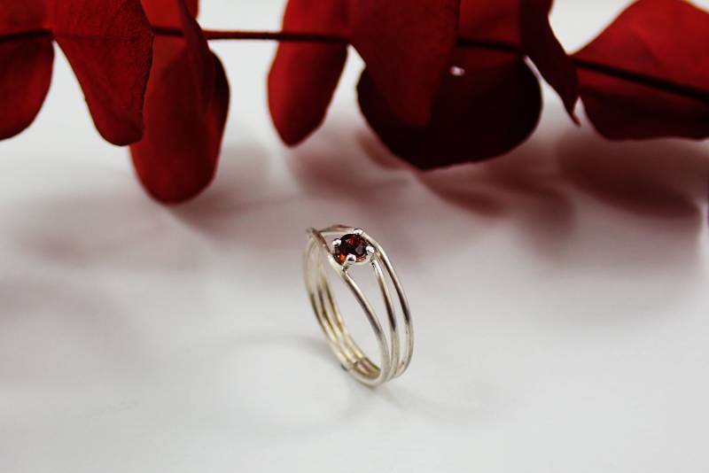 Dreidraht Silberring, Granatring, Beinring Mit Rotem Stein, Ring Originellem Design, Für Moderne Frauen von MarVeloyJewels