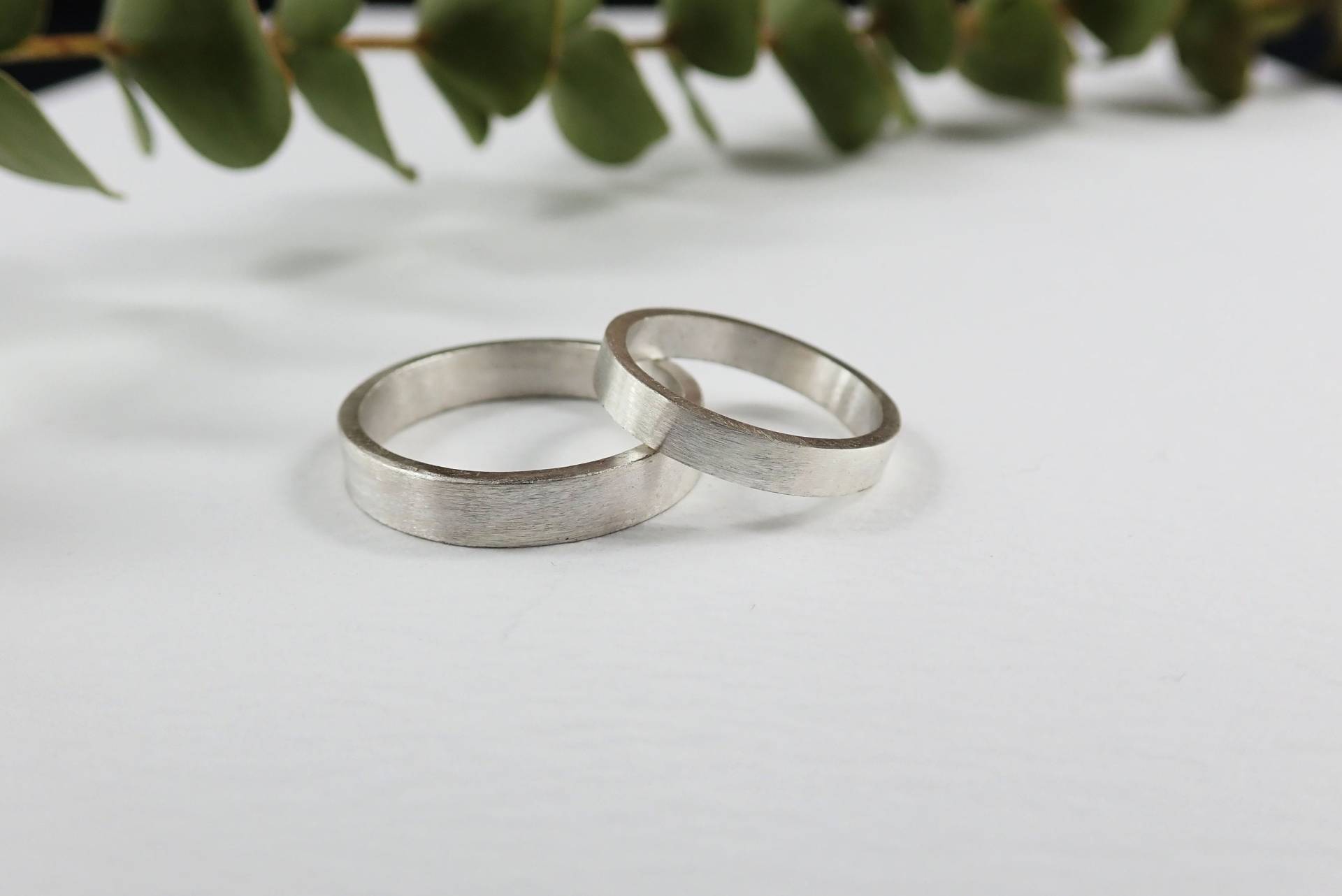 Mattsilberne Eheringe Schlichte Flachbandallianzen, Gravierbar von MarVeloyJewels