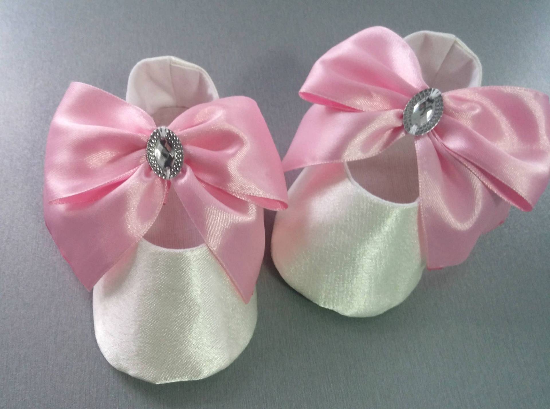 Elfenbein Mit Rosa Großen Bogen Baby Taufschuhe, Hausschuhe, Mädchen Schuhe, Schleife Taufe Outfit, Hochzeit Satin Babyschuhe von MarVikBaby