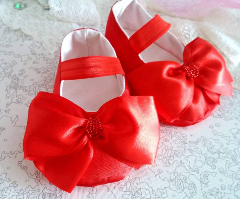 Handgefertigte Rote Baby Schuhe Weiche Ballerinas Mit Schleife von MarVikBaby