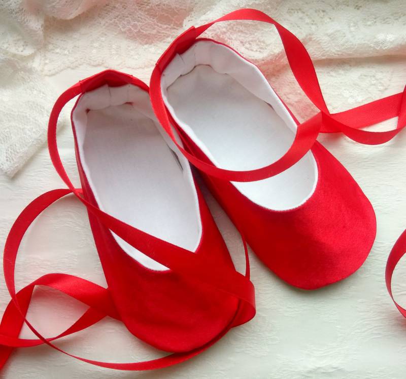 Rote Satin-Babyschuhe, Weiche Sohle Satinschuhe Pre-Walker, Ballerina-Schuhe, Hochzeit Segen Taufe Schuhe, Rote Säugling Hausschuhe, Baby-Schuhe von MarVikBaby