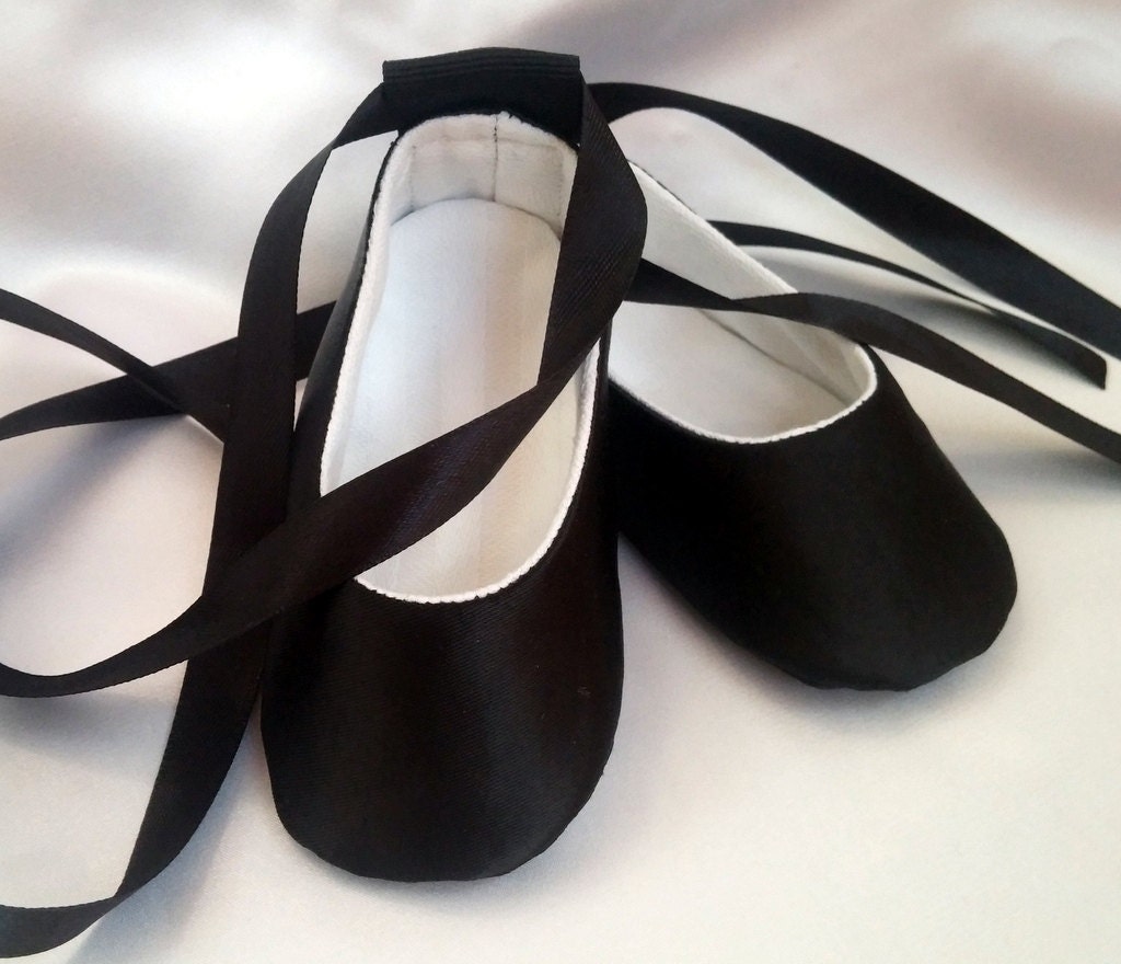 Schwarz Satin Baby Mädchen Schuhe Weiche Sohle Ballerina Hausschuhe von MarVikBaby