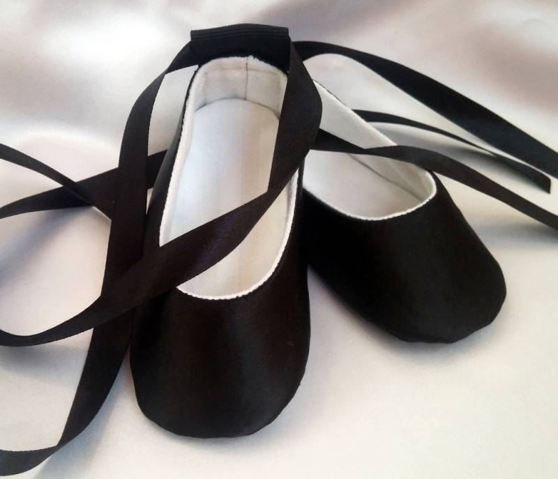 Schwarz Satin Baby Mädchen Schuhe Weiche Sohle Ballerina Hausschuhe von MarVikBaby