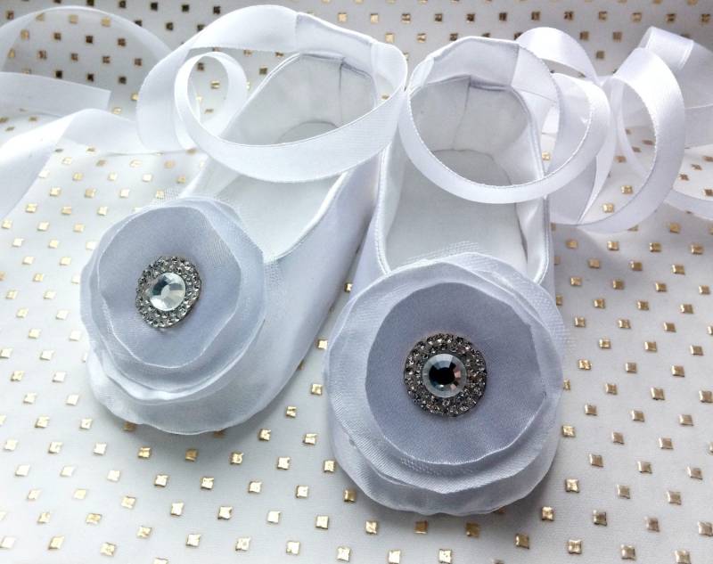 Weiße Satin Baby Ballettschuhe Strass Blumenmädchen Schuhe von MarVikBaby