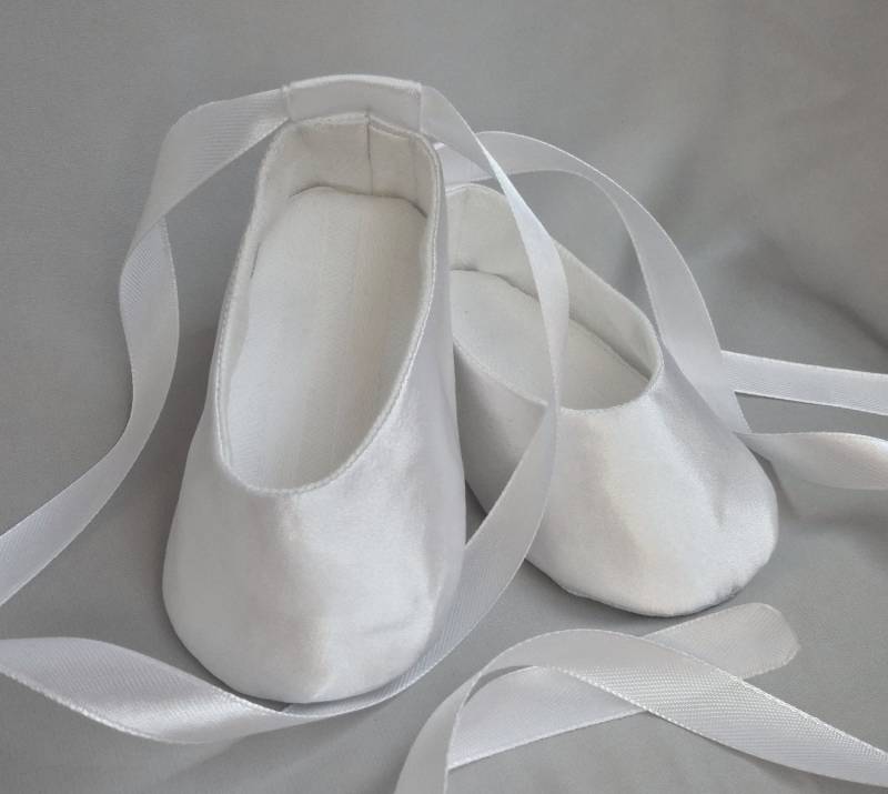 Weiße Satin Babyschuhe Hausschuhe Mit Weicher Sohle, Hochzeit Taufe Outfit von MarVikBaby