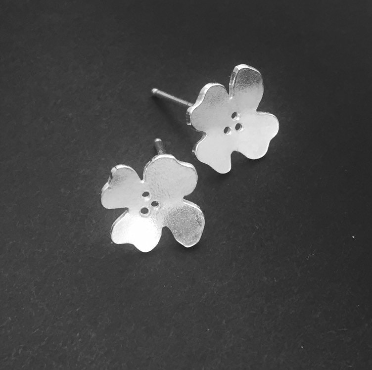 Dogwood Silber Nieten Klein Dogwood Silber Nieten Klein von MaraFriedland