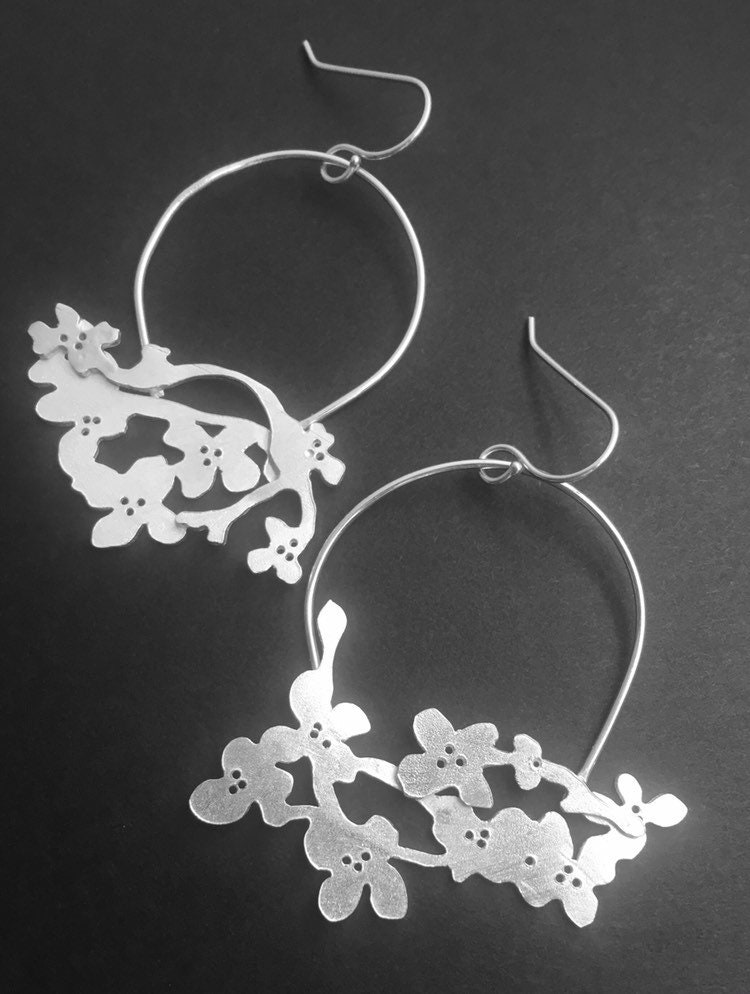 Doppelte Blumen Sterling Silber Zweig Ohrringe Doppelte Blumen Sterling Silber Zweig Ohrringe von MaraFriedland
