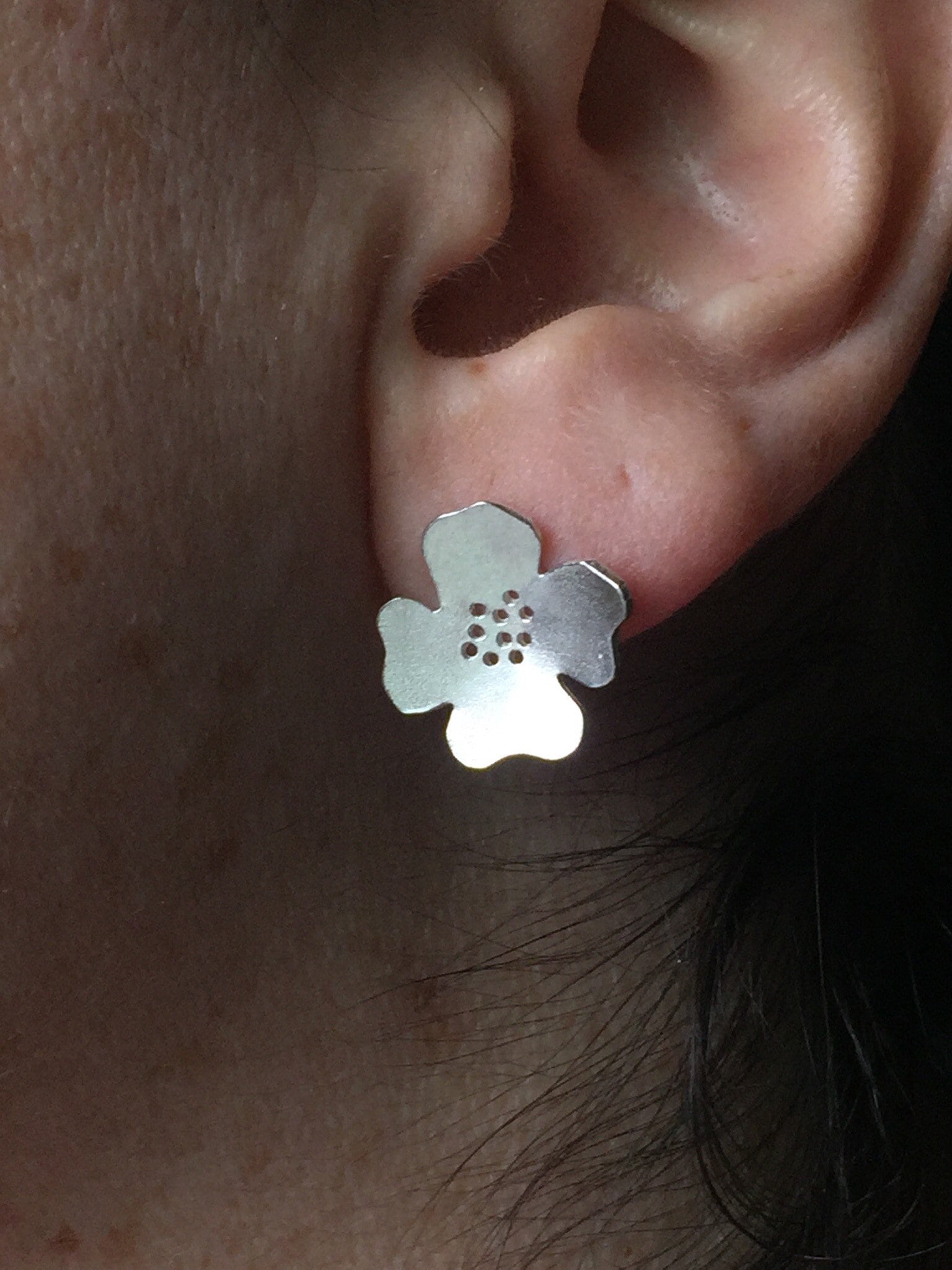Hartriegel Blumen Sterling Silber Ohrstecker Hartriegel Blumen Sterling Silber Ohrstecker von MaraFriedland
