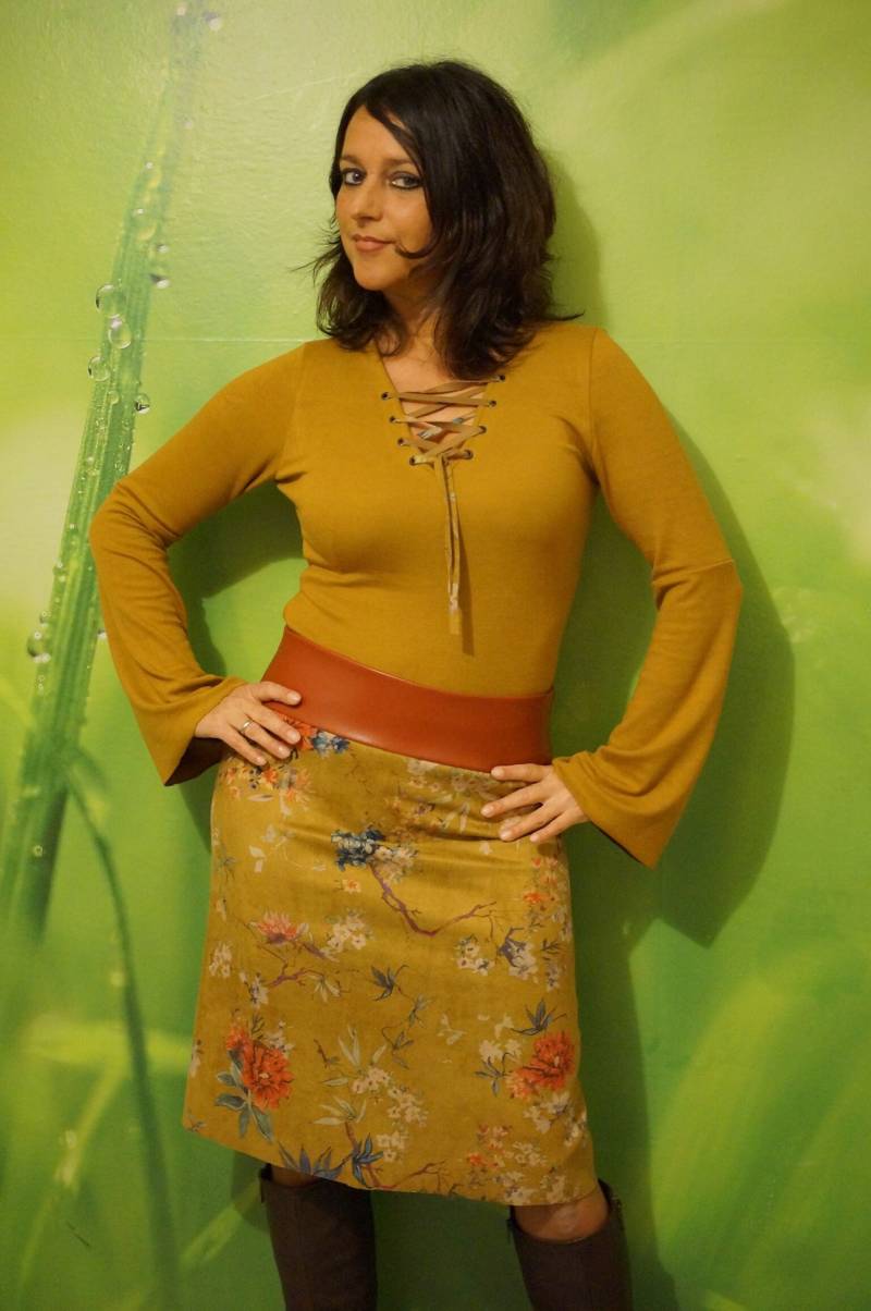 Senffarbener Rock Mit Blumenprint in Vourlederoptik von MaraZapoFashion