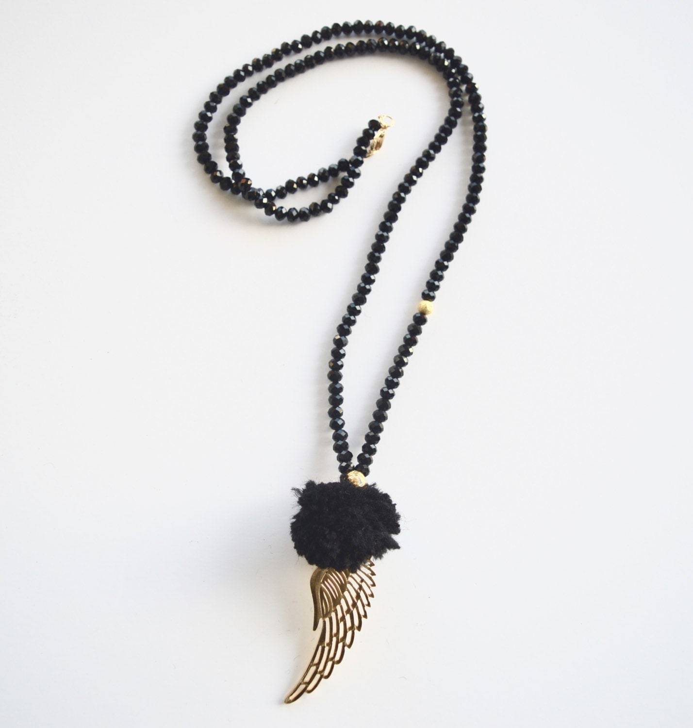 Lange Anhänger. Schwarz Kristall Mit Gold Engel Feder. Pom Pom Lange Anhänger. Schwarz Kristall Mit Gold Engel Feder. Pom Pom von Maraisjwls