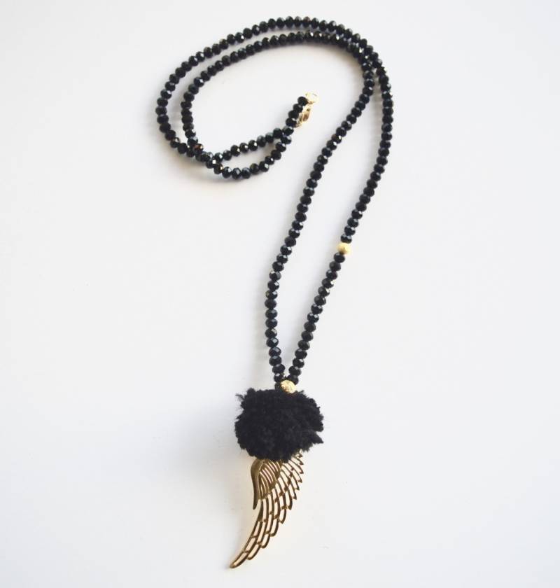 Lange Anhänger. Schwarz Kristall Mit Gold Engel Feder. Pom Pom Lange Anhänger. Schwarz Kristall Mit Gold Engel Feder. Pom Pom von Maraisjwls