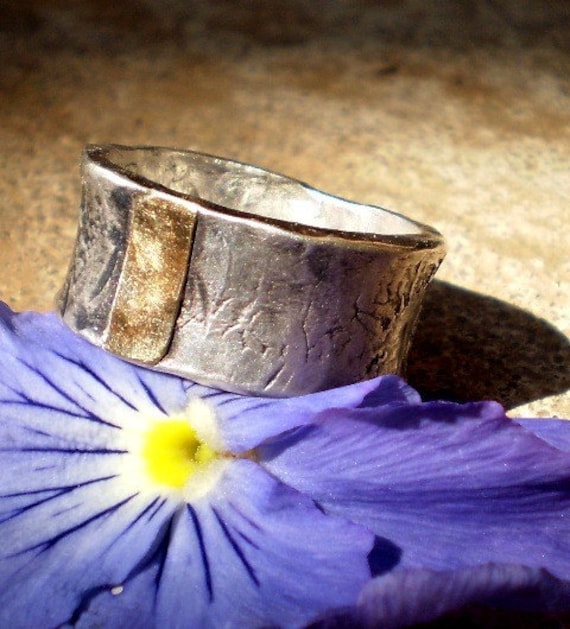 Rustikaler Silber - Und Ehering 22Kt Goldakzent, Verstecktes Herz von Marajoyce