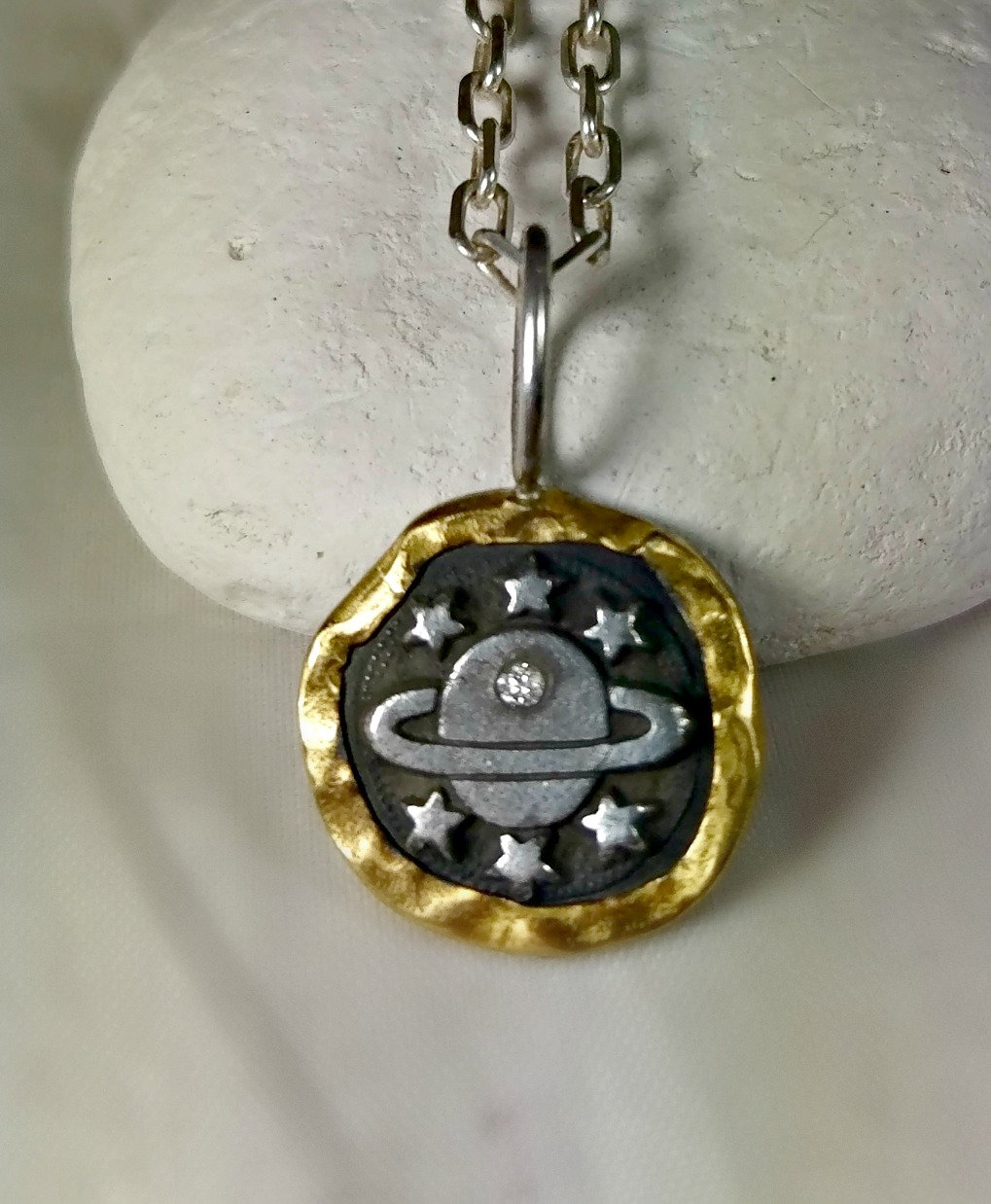 Galaxy Diamant Anhänger 22K Gold & Silber Planeten Halskette von Marajoyce