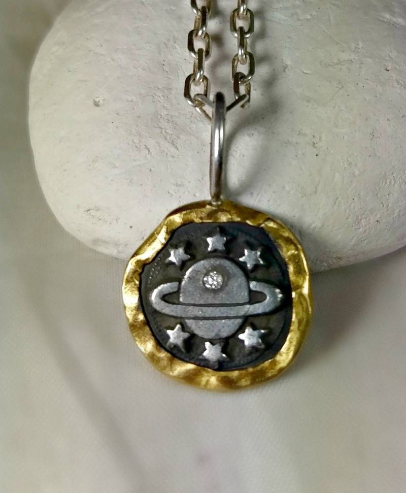 Galaxy Diamant Anhänger 22K Gold & Silber Planeten Halskette Galaxy Diamant Anhänger 22K Gold & Silber Planeten Halskette von Marajoyce