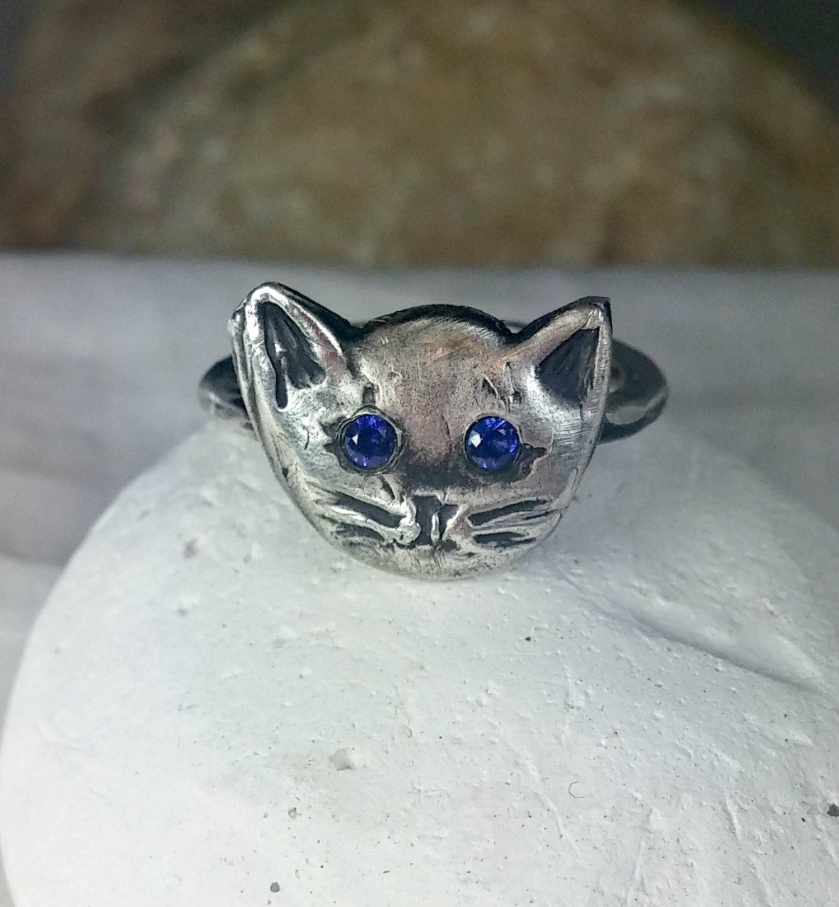 Sapphire Eyed Kitty Ring Rustikaler Feinsilber Katzenring von Marajoyce