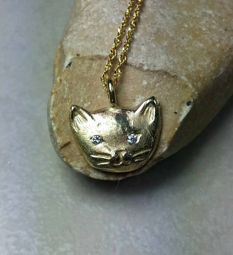 Massive 14K Goldkatzenkette Diamantaugen Kitty Anhänger Massive 14K Goldkatzenkette Diamantaugen Kitty Anhänger von Marajoyce