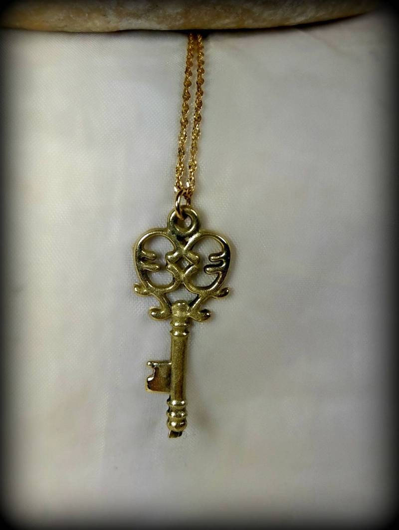 14Kt Gelbgold Schlüssel Halskette Zierlicher Anhänger Im Antik Stil 14Kt Gelbgold Schlüssel Halskette Zierlicher Anhänger Im Antik Stil von Marajoyce