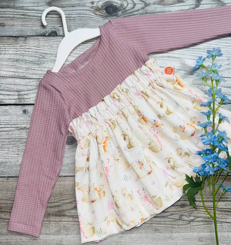 Handmade Baby Kleidchen Langarm Unikat Einzelstück Größe 74 Mit Kleinen Häschen Beim Tagesausflug Altrosa Kombiniert Handmade Baby Kleidchen Langarm Unikat Einzelstück Größe 74 Mit Kleinen Häschen Beim Tagesausflug Altrosa Kombiniert von MarakiDesignShop