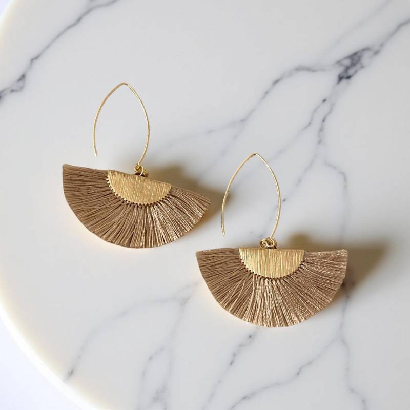 Vergoldete Messingohrringe Mit Langen Haken Und Taupefarbenen Fächerquasten von MaramK