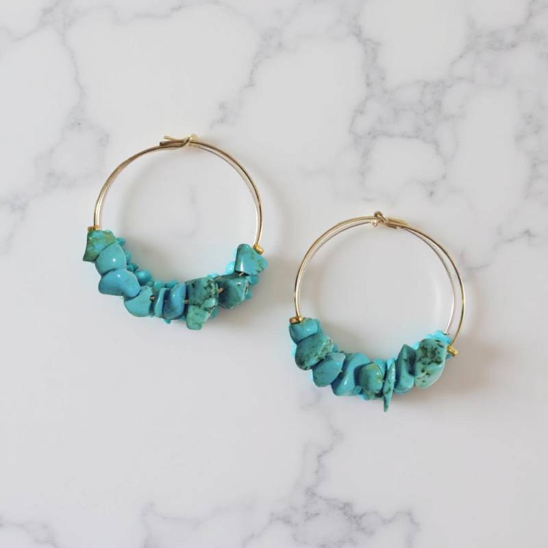 Vergoldete Messing-Creolen Mit Türkisfarbenen Howlith-Perlen von MaramK