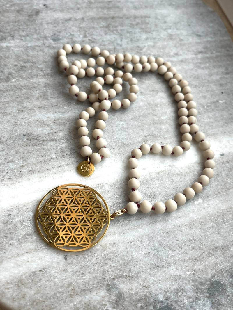 Mala Mit Fossilstein| Lange Kette Lebensblume | Meditationskette Kraftkette Personalisierte Geschenke Edelsteinkette Yoga von MarasBracelet
