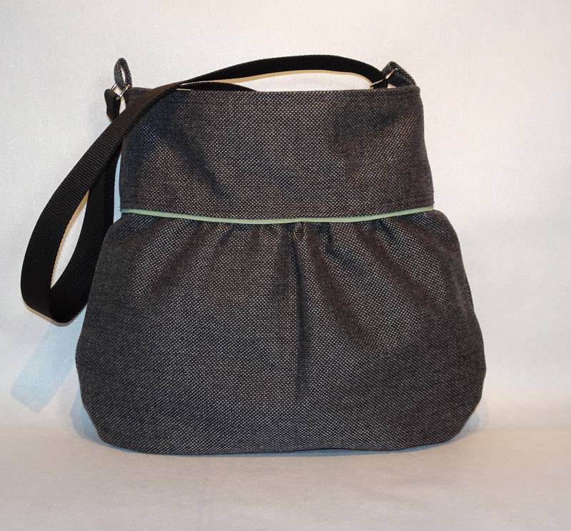 Umhängetasche Uni Aus Robusten Möbelstoff Mit Grünen Zierstreifen von MarasTaschen