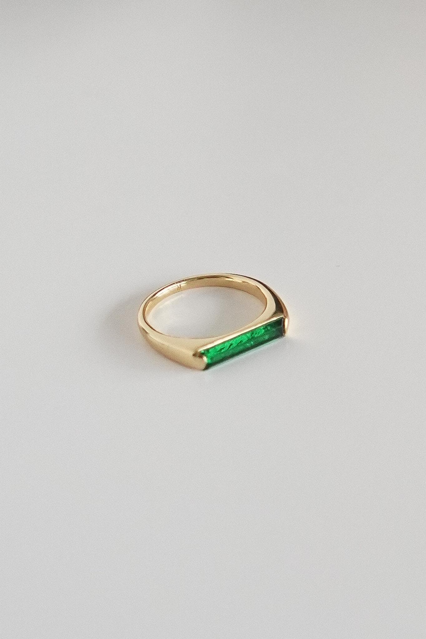 Grüner Zirkon Bar Ring 18K Vergoldetes Sterling Silber Grüner Zirkon Bar Ring 18K Vergoldetes Sterling Silber von MarauxJewellery