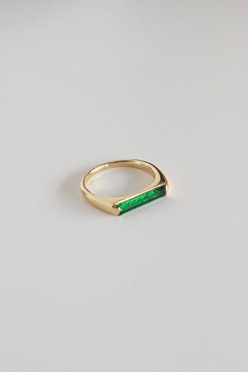 Grüner Zirkon Bar Ring 18K Vergoldetes Sterling Silber Grüner Zirkon Bar Ring 18K Vergoldetes Sterling Silber von MarauxJewellery