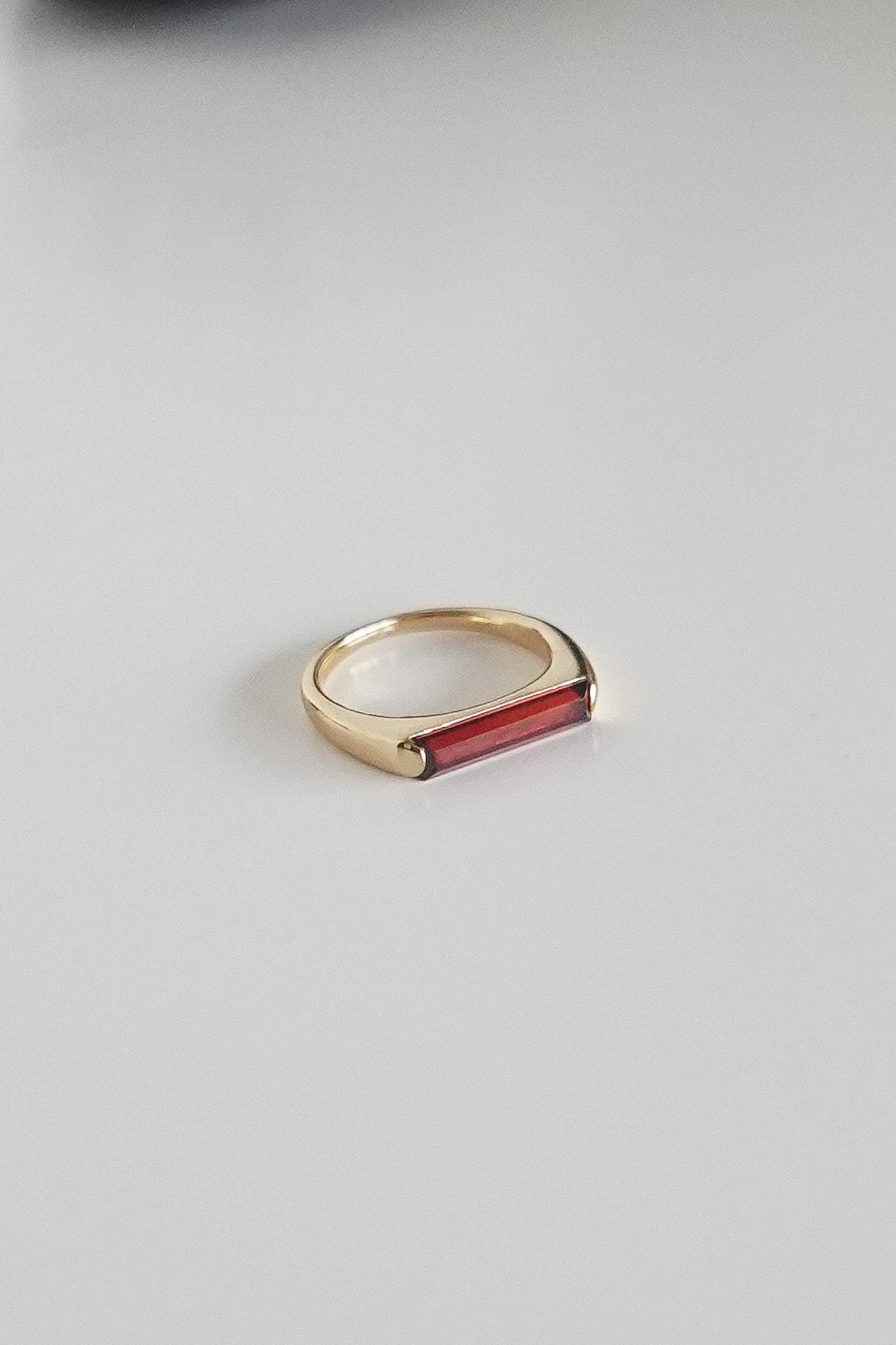 Art Deco-Ring Mit Rotem Zirkon 18K Vergoldetes Sterlingsilber Art Deco-Ring Mit Rotem Zirkon 18K Vergoldetes Sterlingsilber von MarauxJewellery