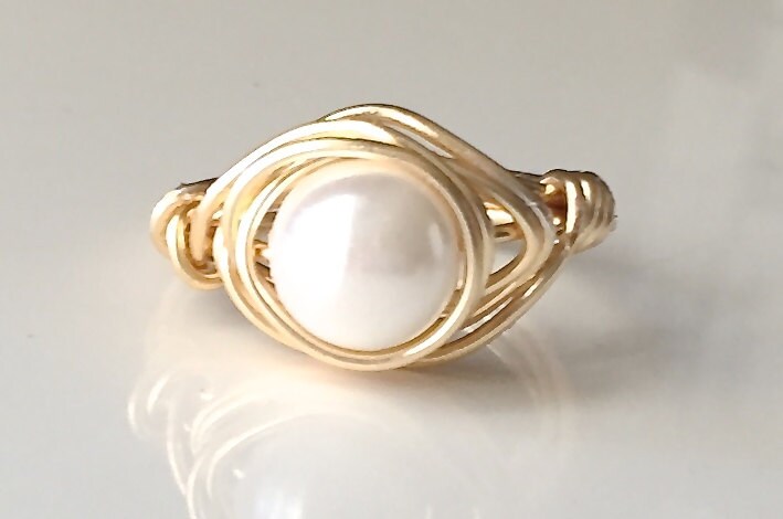 Handgefertigte Schmuck/Handmade Ring/Perle Ring/Glas Pearl/Off Weiß/Gold Draht Gewickelt/Große Mutter Daygift/Größen 4-10/Silber Ring Möglichkeit Handgefertigte Schmuck/Handmade Ring/Perle Ring/Glas Pearl/Off Weiß/Gold Draht Gewickelt/Große Mutter Daygift/Größen 4-10/Silber Ring Möglichkeit von MarbleDesignsJewelry