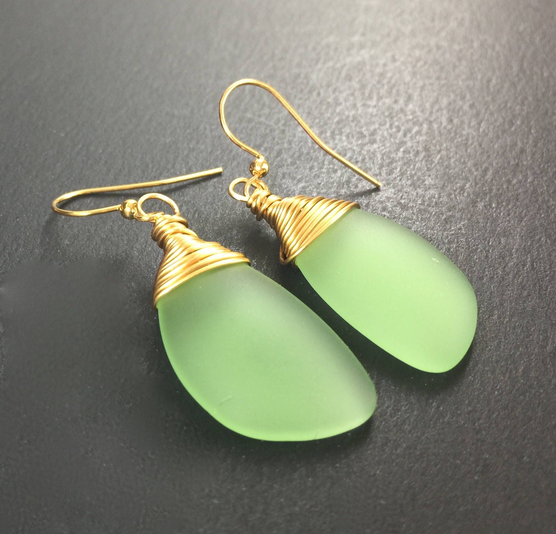 Meer Glas Ohrringe Peridot Grün Selbstgemachten Flügel Gewickelt Ohrhänger Meer Glas Ohrringe Peridot Grün Selbstgemachten Flügel Gewickelt Ohrhänger von MarbleDesignsJewelry