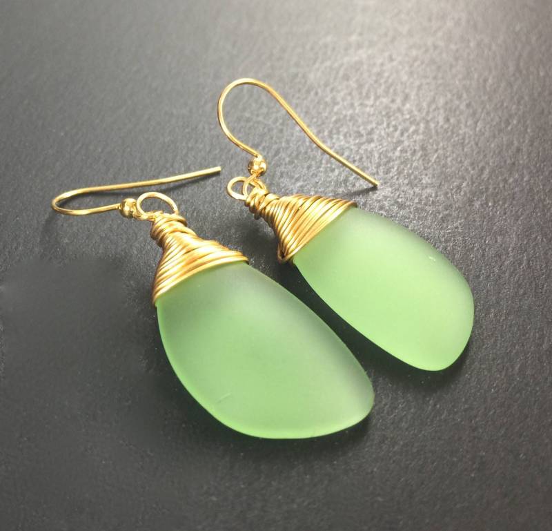 Meer Glas Ohrringe Peridot Grün Selbstgemachten Flügel Gewickelt Ohrhänger Meer Glas Ohrringe Peridot Grün Selbstgemachten Flügel Gewickelt Ohrhänger von MarbleDesignsJewelry