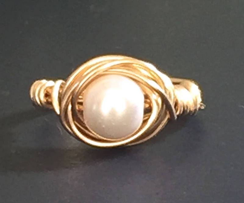 Perlenring Glasperle Handgemacht Weiß Gold Ring Draht Gewickelt Elegant Zum Einschulung Geschenk von MarbleDesignsJewelry