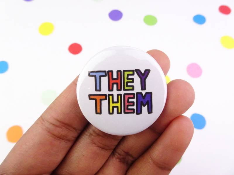Sie/Them Pronomen Button Abzeichen - Handgezeichnete Illustration 38 Mm/58 Mm von MarbleheadStudiosUK