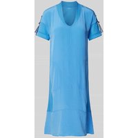 Marc Cain Knielanges Kleid in unifarbenem Design mit V-Ausschnitt in Blau, Größe 36 von Marc Cain