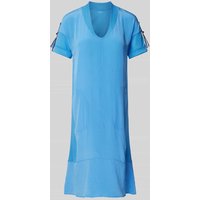 Marc Cain Knielanges Kleid in unifarbenem Design mit V-Ausschnitt in Blau, Größe 40 von Marc Cain