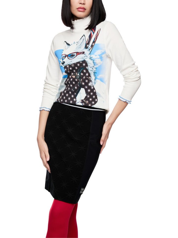 Marc Cain Langarmshirt Ski is the Limit Premium Damenmode mit Stehkragen, Rollsaum am Kragen und Ärmeln, mit auffälligen Print von Marc Cain