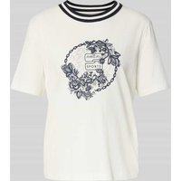 Marc Cain T-Shirt mit Ziersteinbesatz und Rundhalsausschnitt in Offwhite, Größe 34 Marc Cain T-Shirt mit Ziersteinbesatz und Rundhalsausschnitt in Offwhite, Größe 34 von Marc Cain