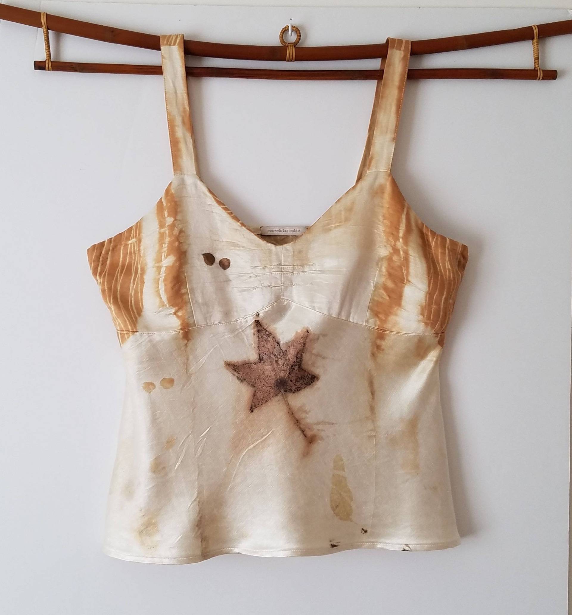 Upcycled Hanf Bluse, Natürlich Gefärbt, Ooak Seidentop, Blatt Bluse Upcycled Hanf Bluse, Natürlich Gefärbt, Ooak Seidentop, Blatt Bluse von MarcelaBensabat