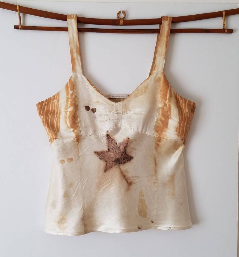 Upcycled Hanf Bluse, Natürlich Gefärbt, Ooak Seidentop, Blatt Bluse Upcycled Hanf Bluse, Natürlich Gefärbt, Ooak Seidentop, Blatt Bluse von MarcelaBensabat