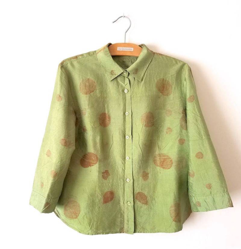 Upcycled Seide Bluse, Natürlich Gefärbt, Ooak Blatt Print Top, Grüne Bluse Upcycled Seide Bluse, Natürlich Gefärbt, Ooak Blatt Print Top, Grüne Bluse von MarcelaBensabat