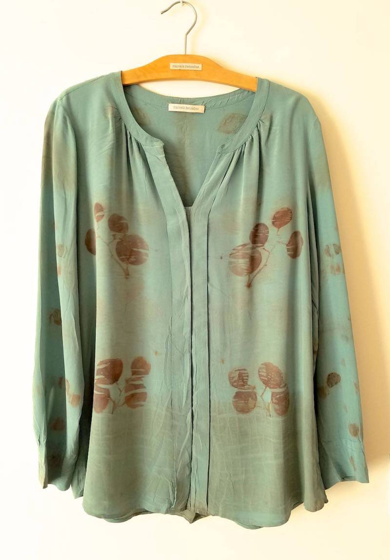 Upcycled Seide Bluse, Natürlich Gefärbt, Ooak Seidentop, Blatt Lose Bluse Upcycled Seide Bluse, Natürlich Gefärbt, Ooak Seidentop, Blatt Lose Bluse von MarcelaBensabat