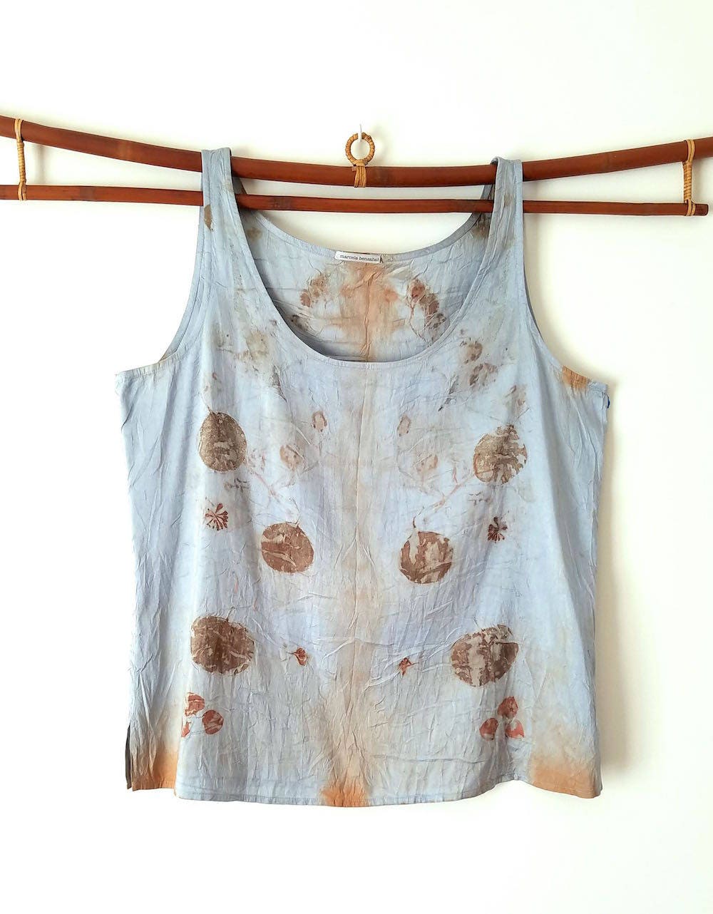 Upcycled Seide Bluse Natürlich Gefärbt, Ooak Seidentop, Blatt Druck Blass Blaue Bluse Upcycled Seide Bluse Natürlich Gefärbt, Ooak Seidentop, Blatt Druck Blass Blaue Bluse von MarcelaBensabat