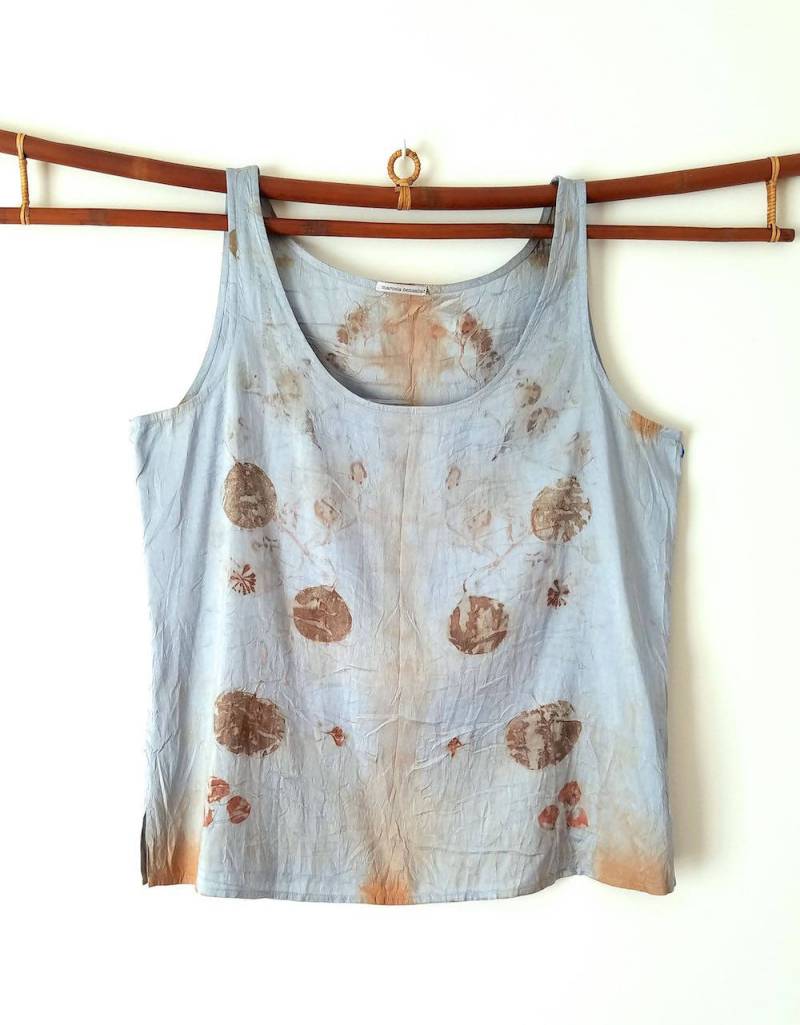 Upcycled Seide Bluse Natürlich Gefärbt, Ooak Seidentop, Blatt Druck Blass Blaue Bluse Upcycled Seide Bluse Natürlich Gefärbt, Ooak Seidentop, Blatt Druck Blass Blaue Bluse von MarcelaBensabat