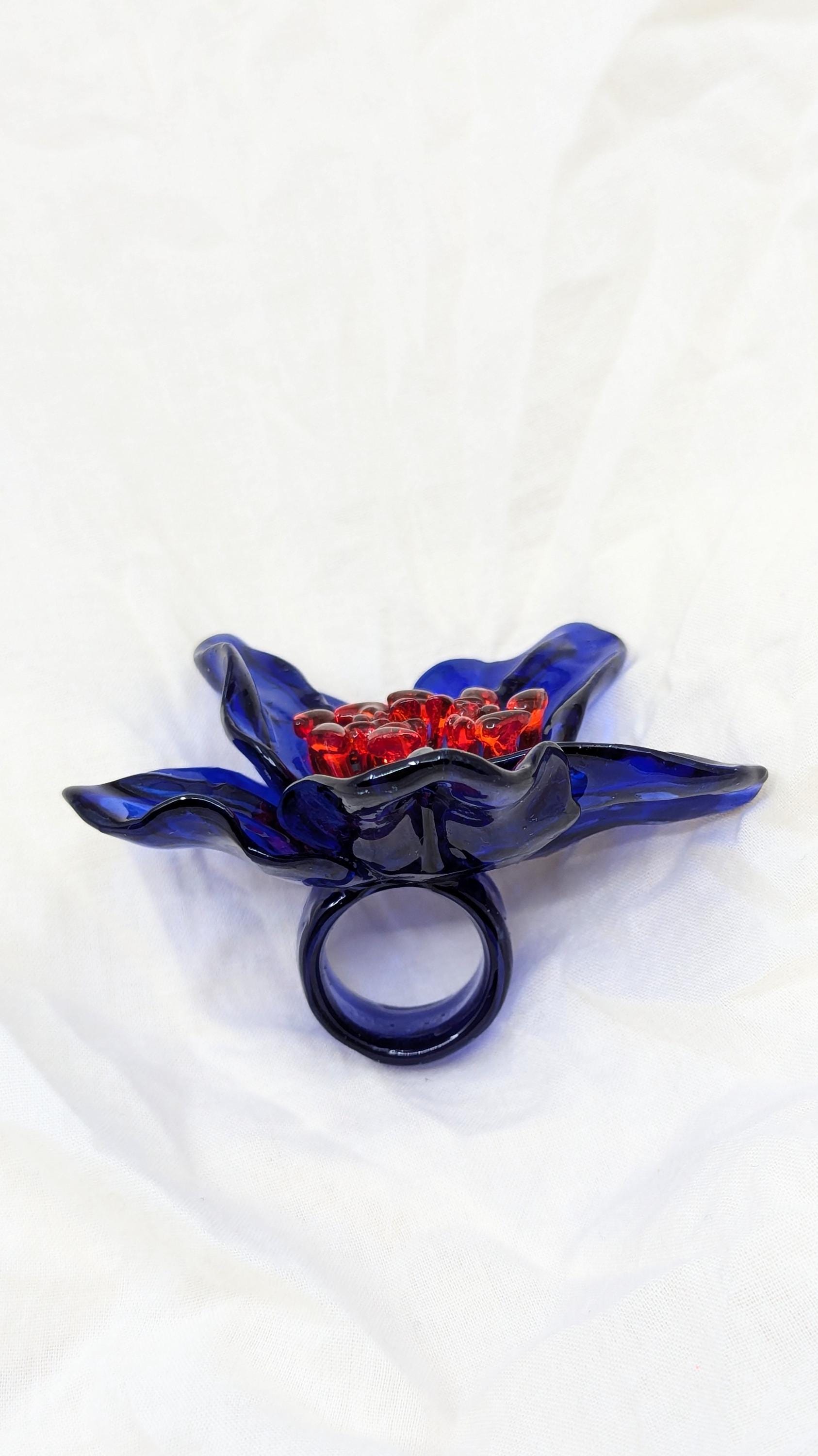 Mitternachtsblauer Übergroßer Ring - 3D-Blumenring von MarcelaLopezArt