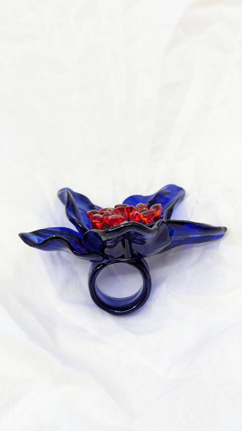 Mitternachtsblauer Übergroßer Ring - 3D-Blumenring von MarcelaLopezArt