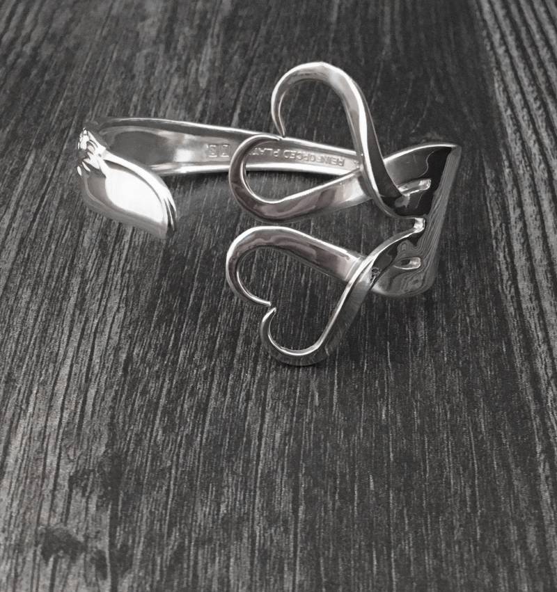 Doppel Herz Gabel Armband, Silber Schmuck, Recycling Besteck Silberbesteck Manschette Armband von MarchelloArt